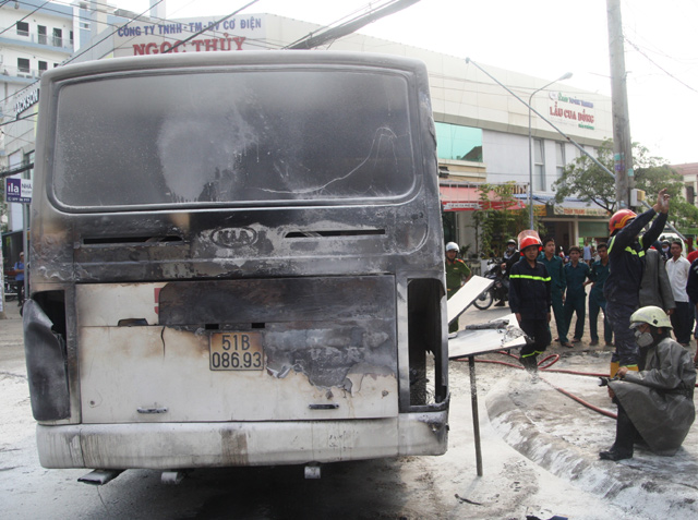 TP.HCM: ô tô đưa đón học sinh bốc cháy giữa đường - 1