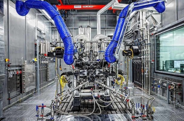 Mercedes thay động cơ mới thách thức Nissan GTR - 1