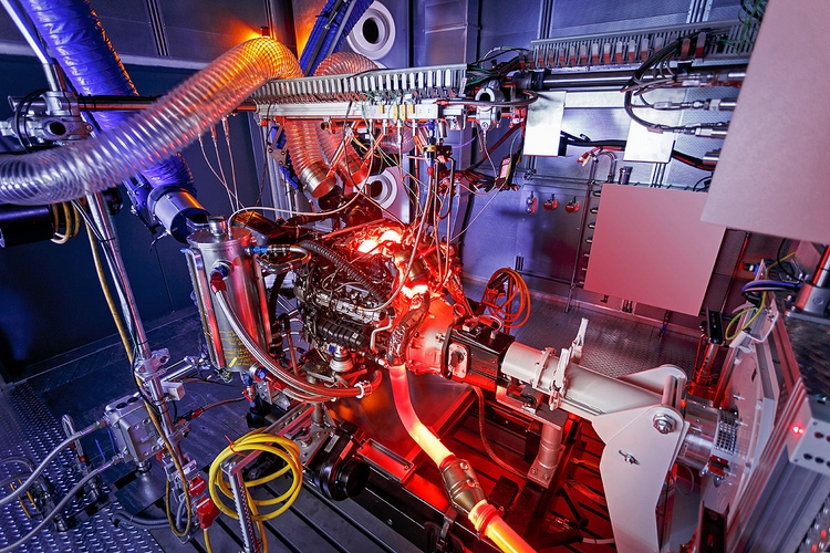 Mercedes thay động cơ mới thách thức Nissan GTR - 4