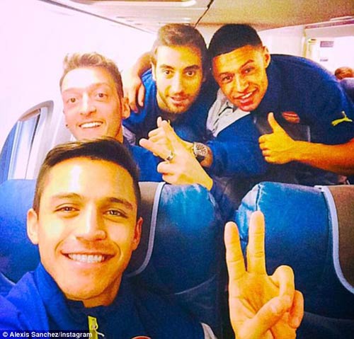 Arsenal bị yêu cầu ngừng trò “tự sướng” phản cảm - 2