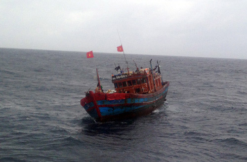 Cứu hộ 8 ngư dân trên tàu cá bị nạn ở Hoàng Sa - 1