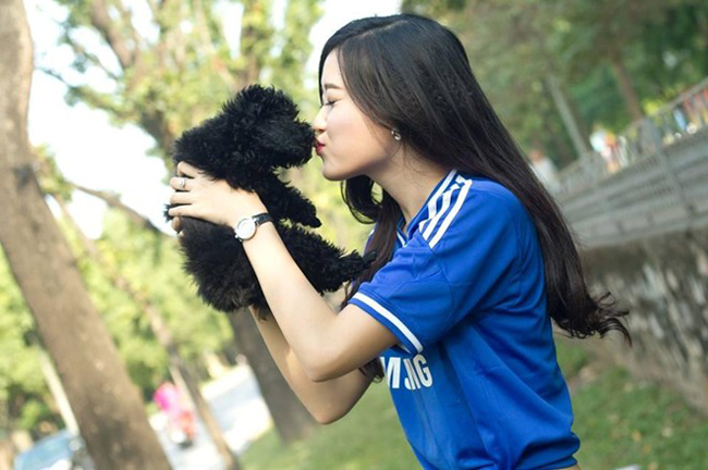 Mới đây, fanpage thế giới của Chelsea đã đăng tải ảnh của á hậu Huyền My trong màu áo xanh quen thuộc của CLB này.