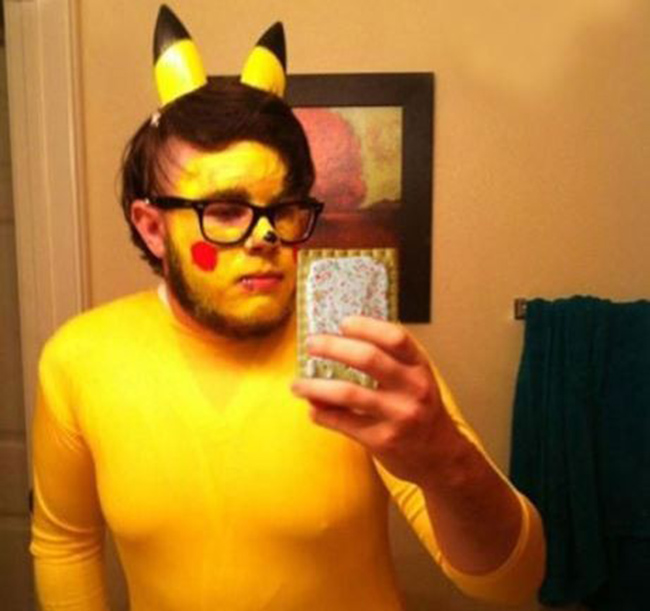 Hóa trang thành Pikachu chụp ảnh
