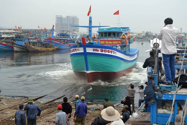 Hạ thủy tàu cá mới thay tàu bị TQ đâm chìm ở Hoàng Sa - 1