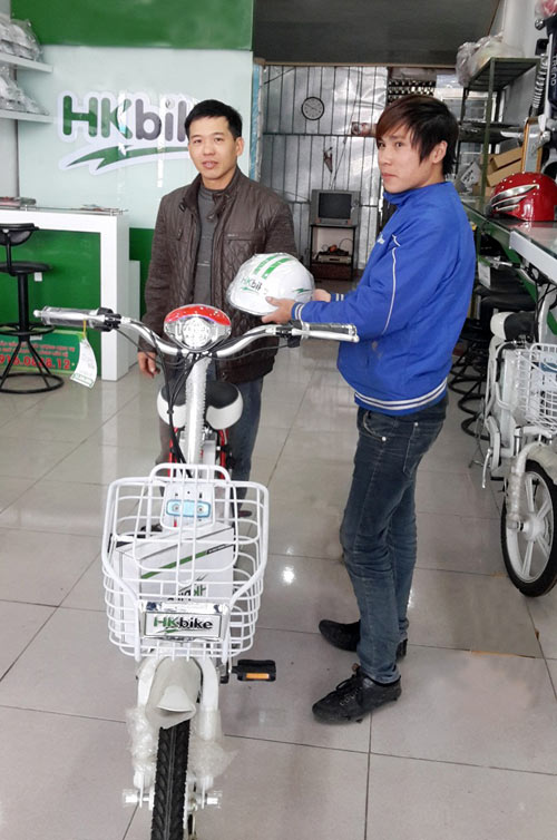 Người dân thành phố nô nức đi mua xe điện - 1