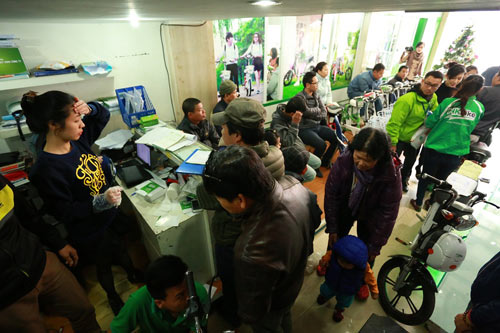 Người dân thành phố nô nức đi mua xe điện - 3