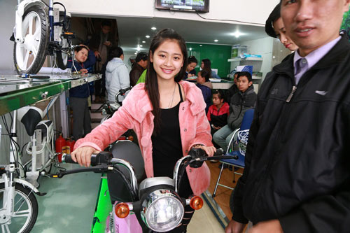 Người dân thành phố nô nức đi mua xe điện - 4