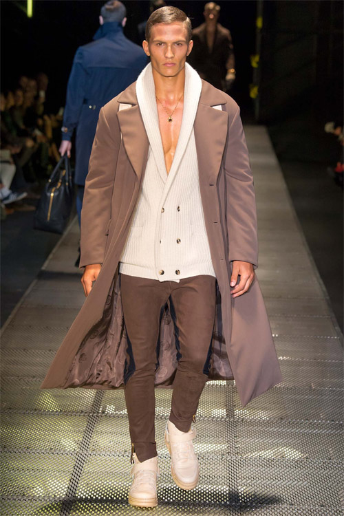 Các “nam thần” quyến rũ trong trang phục của Versace - 2