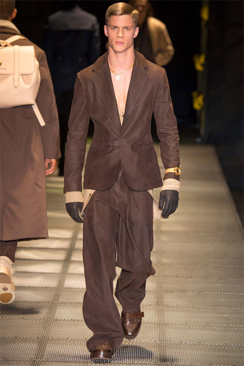 Các “nam thần” quyến rũ trong trang phục của Versace - 3