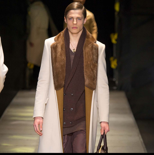 Các “nam thần” quyến rũ trong trang phục của Versace - 19