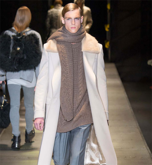 Các “nam thần” quyến rũ trong trang phục của Versace - 17