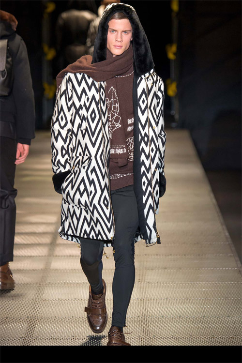 Các “nam thần” quyến rũ trong trang phục của Versace - 4