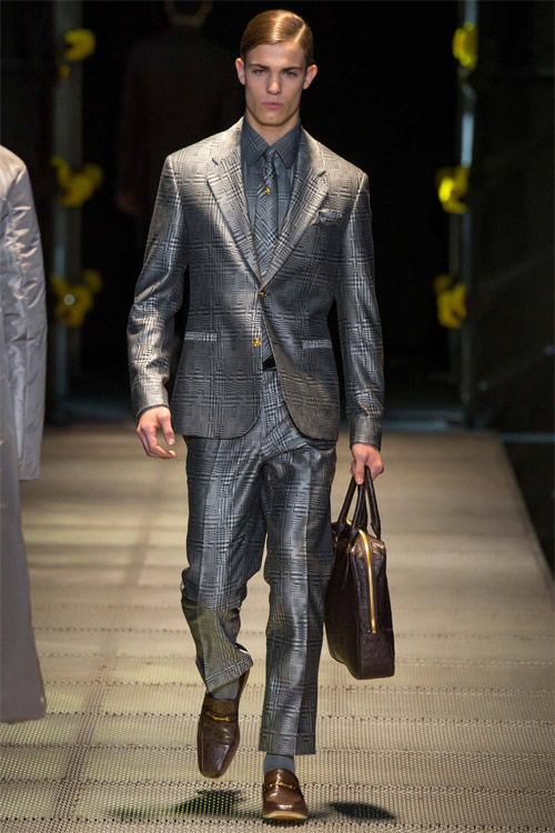 Các “nam thần” quyến rũ trong trang phục của Versace - 7