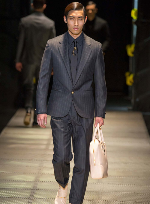 Các “nam thần” quyến rũ trong trang phục của Versace - 10