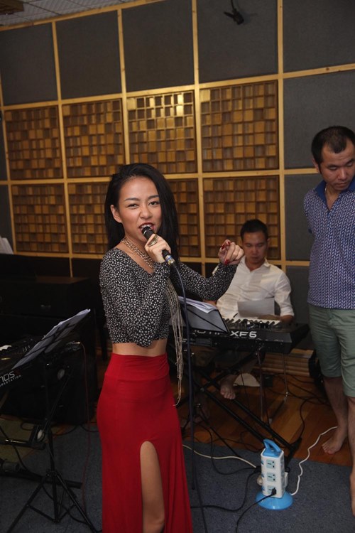 Trúc Nhân nhí nhảnh đi tập hát giữa ồn ào - 7