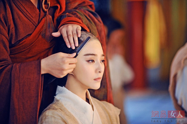Cảnh tượng nàng Võ Mỵ Nương phải xuống tóc đi tu là một trong những màn được nhiều khán giả chờ đón trong sê ri Võ Tắc Thiên truyền kỳ.