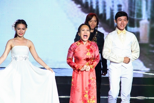Việt Hương lần đầu biểu diễn cùng chồng trên sân khấu - 1