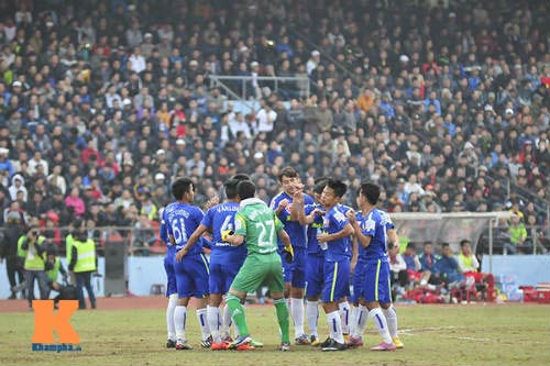 Sân bóng V-League và chuyện khó nói về… nhà vệ sinh - 2