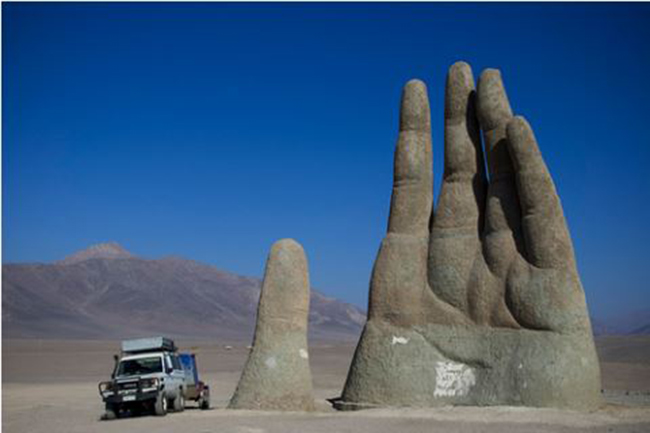 Bàn tay khổng lồ xuất hiện giữa sa mạc
