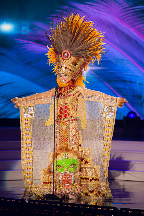 Cồng kềnh và sexy như trang phục dân tộc của HHHV - 17