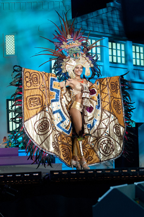 Cồng kềnh và sexy như trang phục dân tộc của HHHV - 4