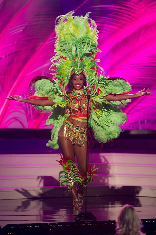 Cồng kềnh và sexy như trang phục dân tộc của HHHV - 7