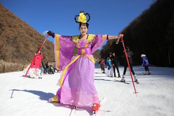 Thiếu nữ Tây tạo hình “Võ Tắc Thiên” đi trượt tuyết - 1