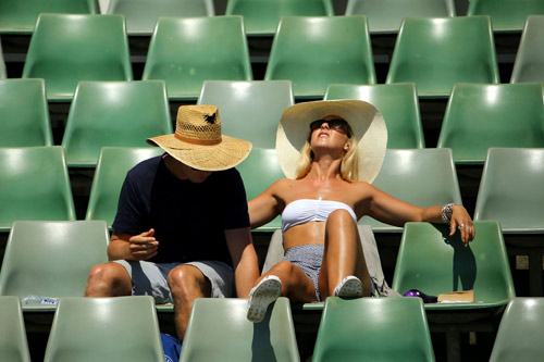 Fan Australian Open vật vã chống nóng - 7