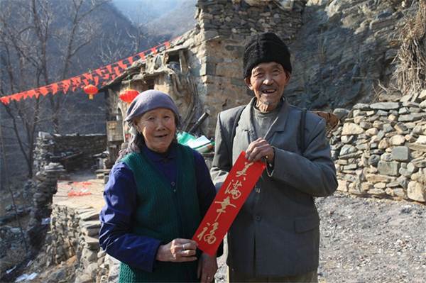 Vợ chồng già 36 năm sống hạnh phúc trong ngôi làng bỏ hoang - 1