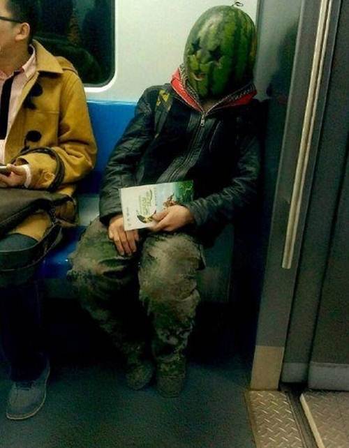 Thanh niên chơi trội đội mũ dưa hấu đi tàu điện ngầm - 1