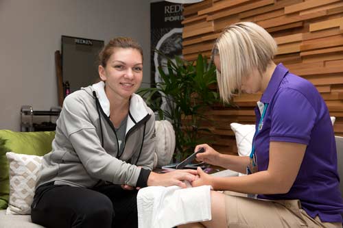 Bên lề Australian Open: Halep đi làm đẹp - 2