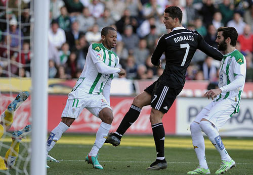 Bị "khóa chặt", Ronaldo nổi cáu, ra đòn với đối thủ - 1