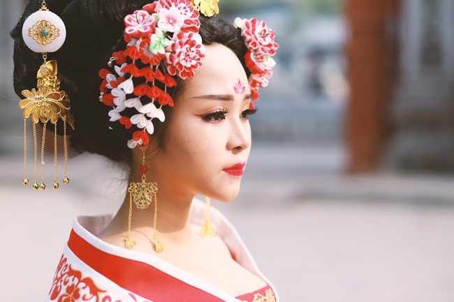Võ Tắc Thiên phiên bản Việt


Giống Vox Tắc Thiên phiên bản gốc từ thần thái, trang phục và gương mặt biểu cảm