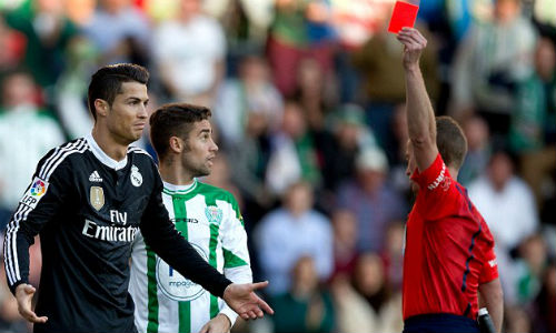 Ronaldo bị thẻ đỏ: Người bênh vực, kẻ làm căng - 1