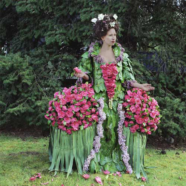 Bộ váy được làm từ hoa lá
