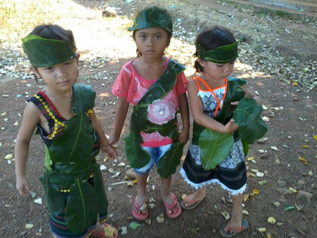 Trẻ em với thời trang bằng lá cây
