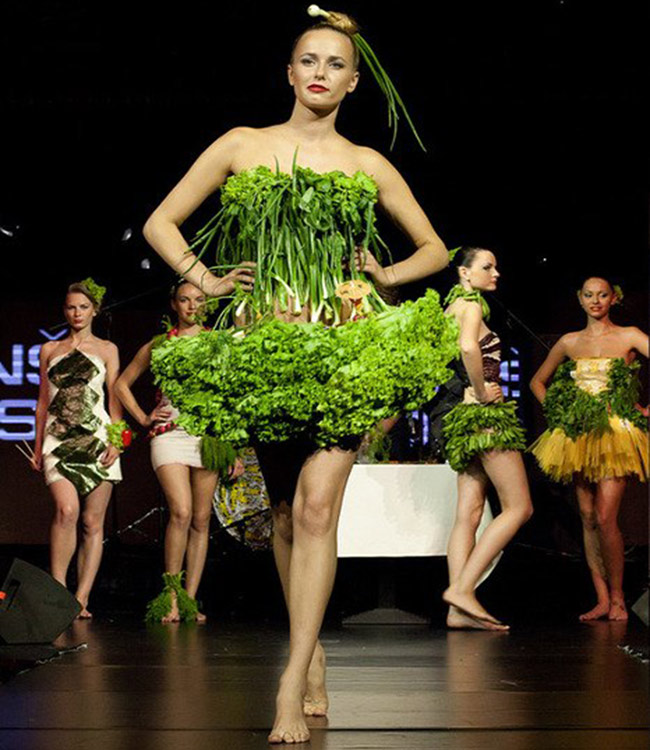 Cô gái diện bộ váy được làm hoàn toàn từ rau củ
