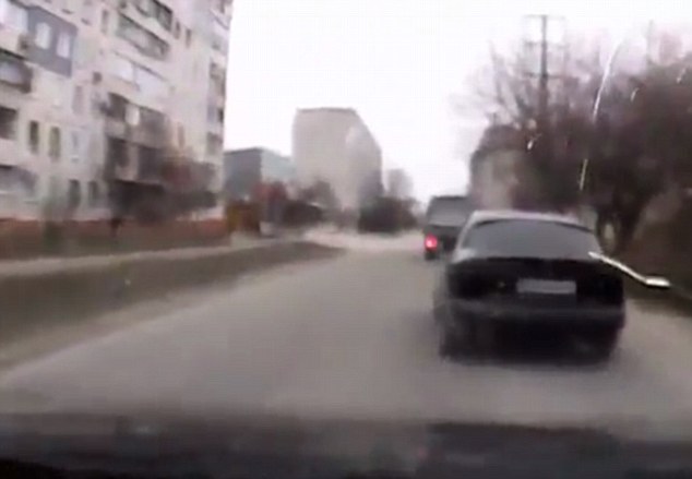 Clip mưa rocket xóa sổ xe tải đang chạy ở Ukraine - 1