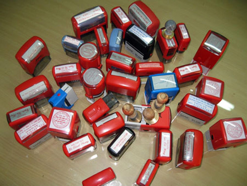 Triệt phá đường dây làm giả hàng ngàn con dấu - 1