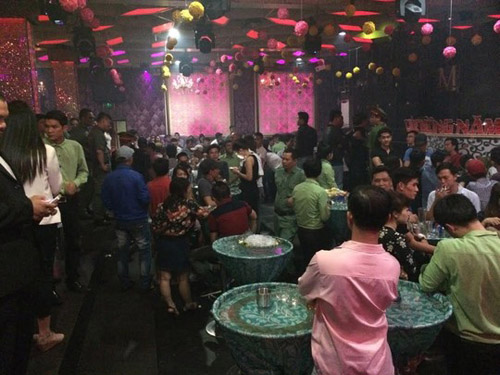 TP HCM: Công an kiểm tra vũ trường, hơn 200 người bỏ chạy - 3