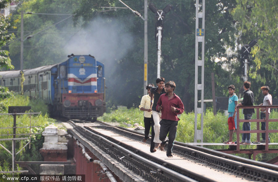 Ấn Độ: 3 sinh viên chết vì “tự sướng” trên đường ray - 1
