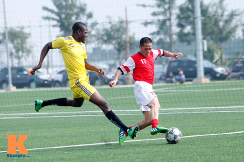 Xem danh thủ Hồng Sơn tả xung hữu đột trên sân cỏ - 3