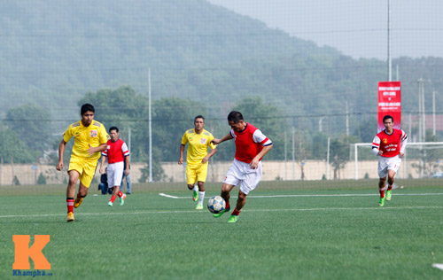 Xem danh thủ Hồng Sơn tả xung hữu đột trên sân cỏ - 2