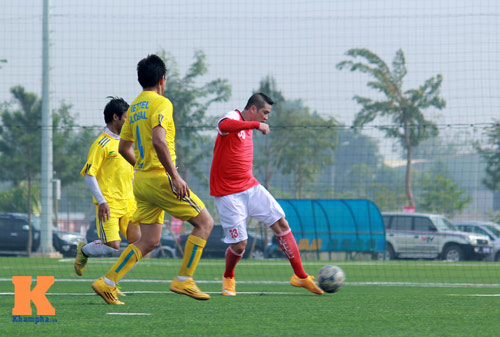 Xem danh thủ Hồng Sơn tả xung hữu đột trên sân cỏ - 8