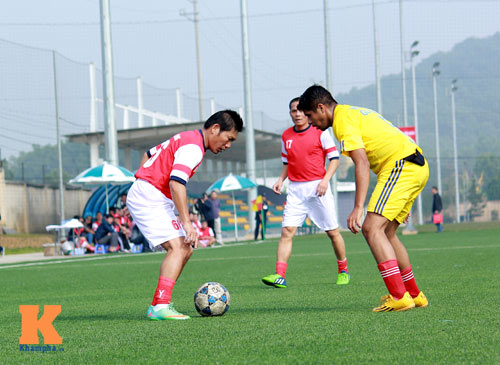 Xem danh thủ Hồng Sơn tả xung hữu đột trên sân cỏ - 6