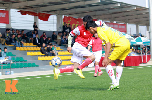 Xem danh thủ Hồng Sơn tả xung hữu đột trên sân cỏ - 5