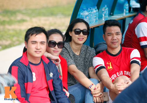 Xem danh thủ Hồng Sơn tả xung hữu đột trên sân cỏ - 9