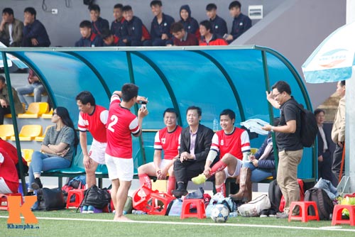 Xem danh thủ Hồng Sơn tả xung hữu đột trên sân cỏ - 11