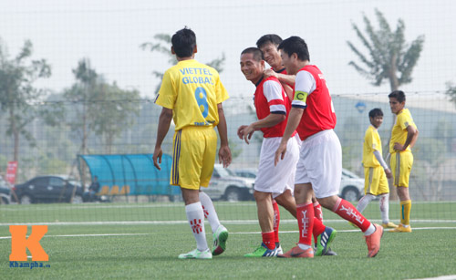 Xem danh thủ Hồng Sơn tả xung hữu đột trên sân cỏ - 12