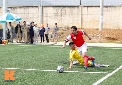 Xem danh thủ Hồng Sơn tả xung hữu đột trên sân cỏ - 2